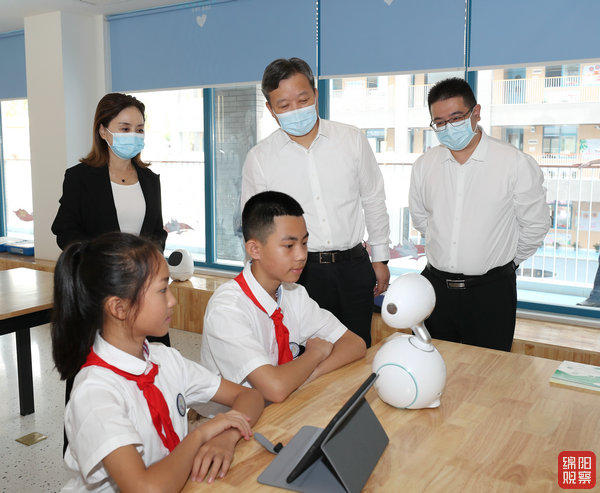 2022年9月9日 曹立軍在高新區(qū)創(chuàng)新實驗小學(xué)看望教師（記者 賴杰 攝）.JPG