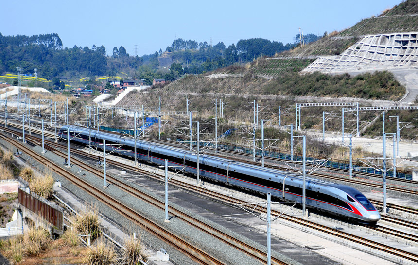 復(fù)興號動(dòng)車組駛過成渝高鐵內(nèi)江北站。胡志強(qiáng)攝