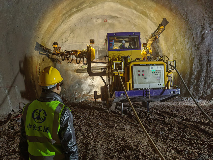 成渝中線高鐵劉三寨隧道建設(shè)現(xiàn)場。 受訪者供圖
