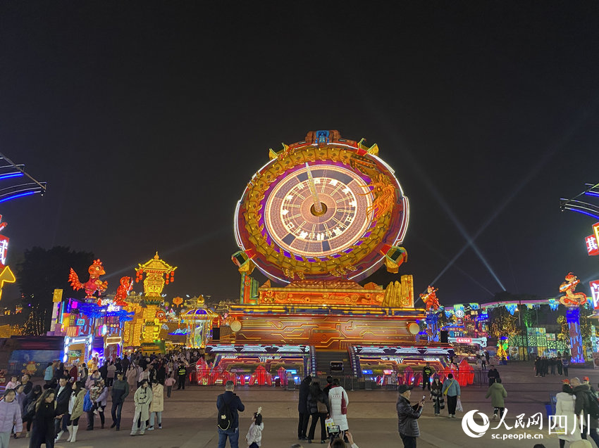 燈會(huì)開幕當(dāng)晚，各地游客前來賞燈。人民網(wǎng) 王凡攝