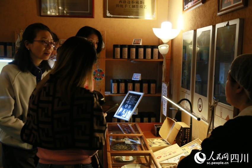 游客正在購買茶葉。人民網(wǎng)記者 朱虹攝